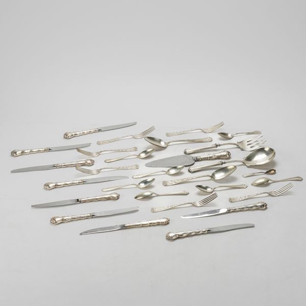 A GROUP OF STERLING AND PLATED FLATWARE (QTY)