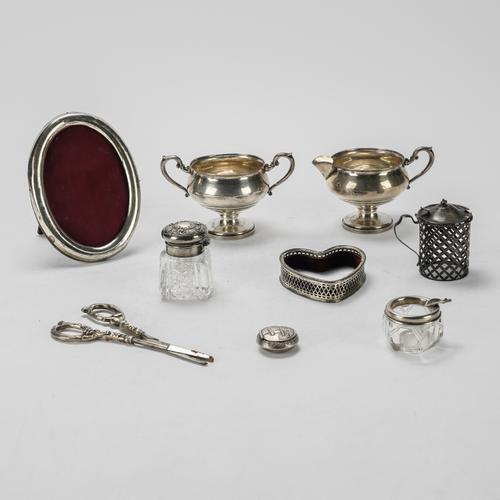 A GROUP OF STERLING MOUNTED AND FURTHER WARES (9)