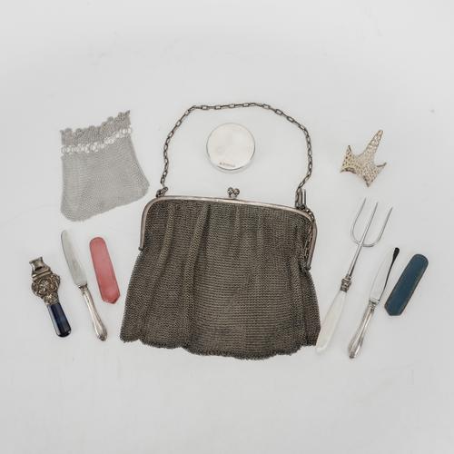 A SILVER CHAIN MESH PURSE AND EIGHT FURTHER ITEMS (9)