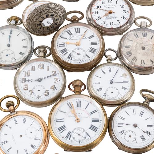 A GROUP OF BASE METAL CASED POCKET WATCHES, WATCH CASES AND WATCH PARTS (QTY)