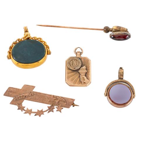 A COLLECTION OF ITEMS (5)