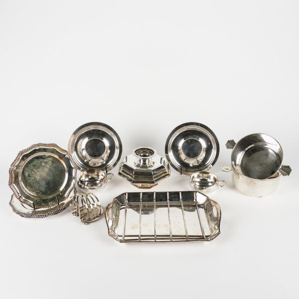A GROUP OF PLATED WARES (16)
