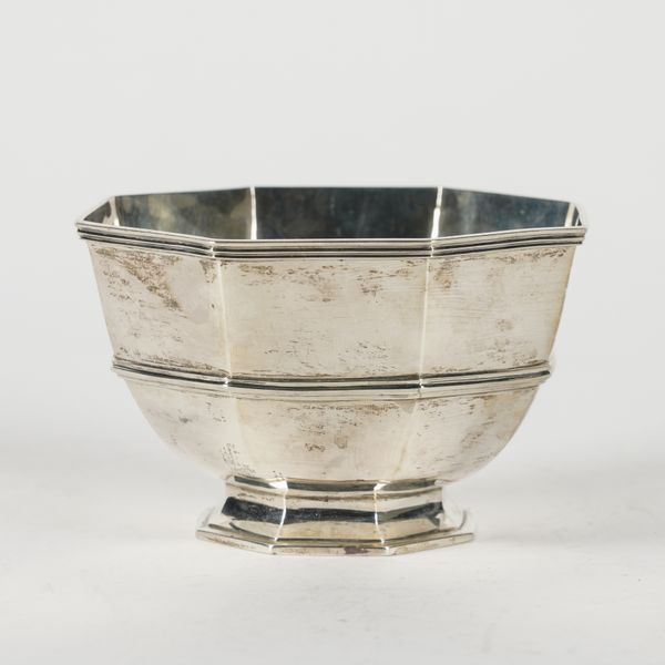 A LATE VICTORIAN SILVER OCTAGONAL BOWL