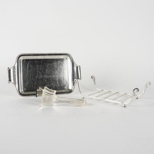 A PAIR OF SILVER ASPARAGUS SERVING TONGS AND AN ASPARAGUS TWIN HANDLED PLATED SERVING TRAY WITH A PLATED DRAINING RACK (3)