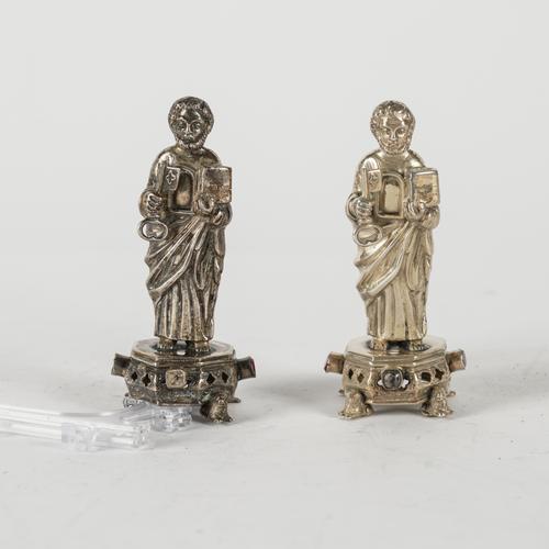 A PAIR OF CONTINENTAL STANDING FIGURES OF SAINT PETER (2)