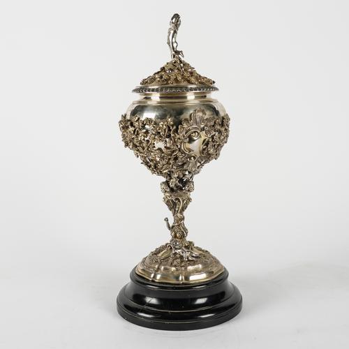 A SILVER CENTRE PIECE BOWL AND COVER (3)