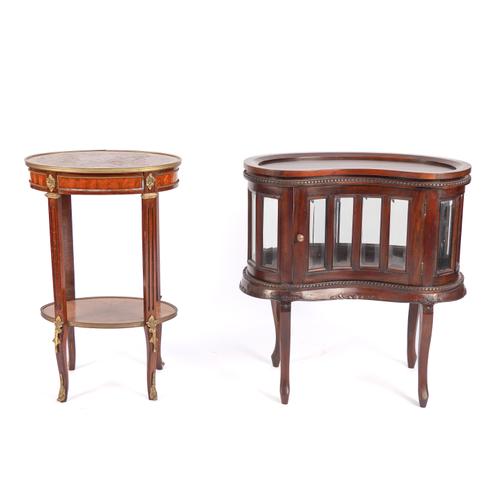 A MODERN HARDWOOD AND GLASS KIDNEY SHAPED DISPLAY/DRINKS CABINET (2)