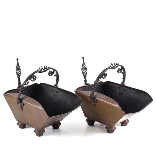 A PAIR OF ARTS & CRAFTS STYLE COPPER AND WROUGHT IRON MOUNTED COAL SCUTTLES AND SHOVELS (4)