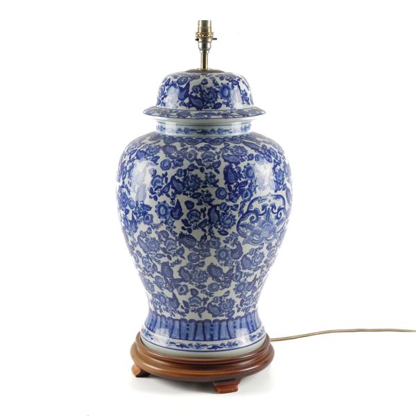 A CHINESE BLUE AND WHITE BALUSTER JAR AND COVER TABLE LAMP