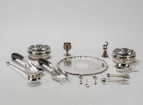 A GROUP OF FOREIGN AND PLATED WARES (14)