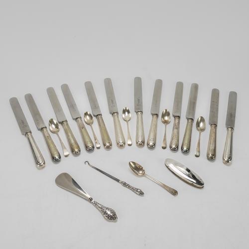 A GROUP OF FLATWARE (21)