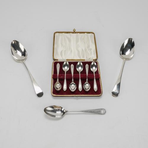 A SET OF SIX COFFEE SPOONS AND THREE FURTHER SPOONS (4)