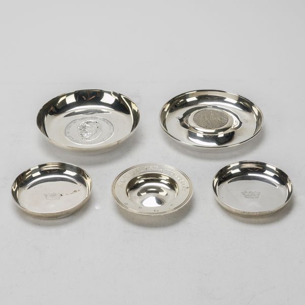 FIVE SILVER CIRCULAR DISHES (5)