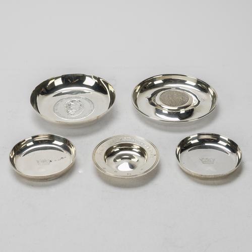 FIVE SILVER CIRCULAR DISHES (5)