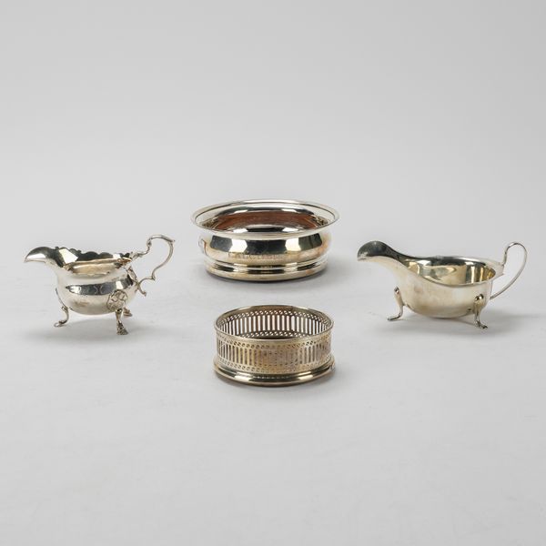 A GROUP OF SILVER AND SILVER MOUNTED WARES (4)