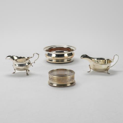 A GROUP OF SILVER AND SILVER MOUNTED WARES (4)