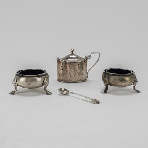 A SILVER MUSTARD POT, A PAIR OF SILVER SALTS AND A SALT SPOON (4)