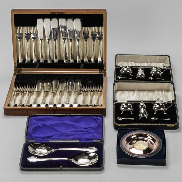 A GROUP OF SILVER AND PLATED CASED ITEMS (5)