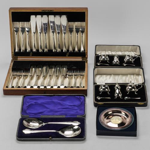 A GROUP OF SILVER AND PLATED CASED ITEMS (5)