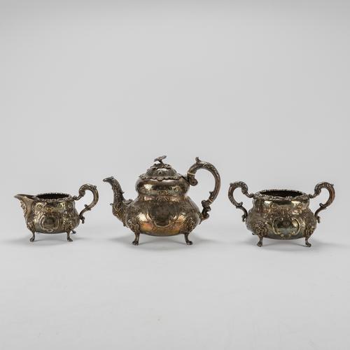A VICTORIAN IRISH SILVER THREE PIECE TEASET (3)