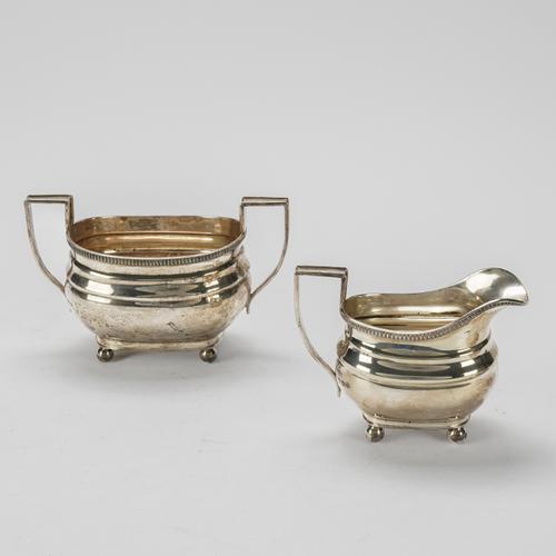 A SILVER TWIN HANDLED SUGAR BOWL WITH A MATCHING MILK JUG (2)