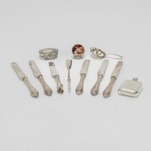 A SILVER MOUNTED TORTOISESHELL MENU STAND, A SILVER SCENT FLASK, A CADDY SPOON AND EIGHT FURTHER ITEMS (11)