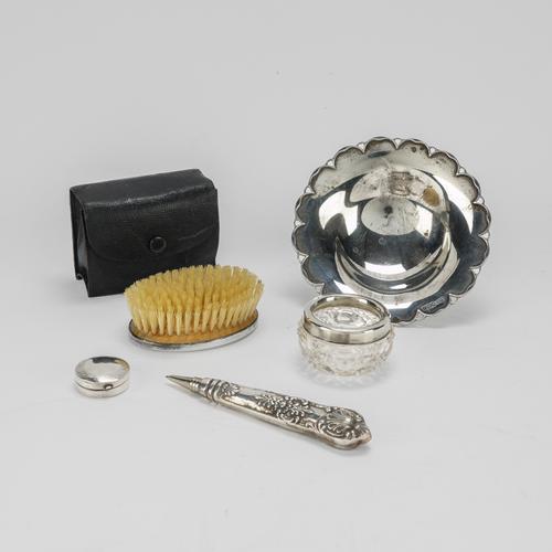 A SILVER PEDESTAL BONBON DISH AND FOUR FURTHER ITEMS (5)