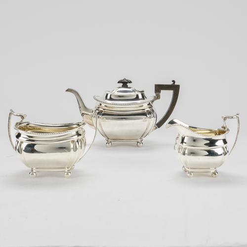 A SILVER THREE PIECE TEA SET (3)