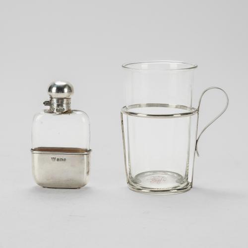 A SILVER MOUNTED GLASS SPIRIT FLASK AND A SILVER TEA GLASS HOLDER (3)