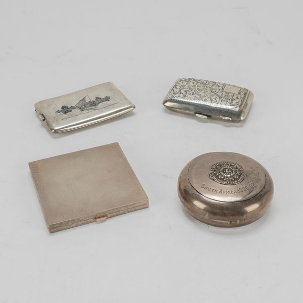 A SILVER SQUARE POWDER COMPACT AND THREE FURTHER ITEMS (4)
