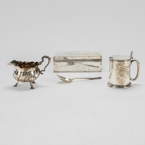 A GROUP OF SILVER AND SILVER MOUNTED WARES (4)