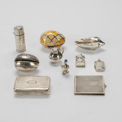 A GROUP OF MOSTLY SILVER ITEMS (10)
