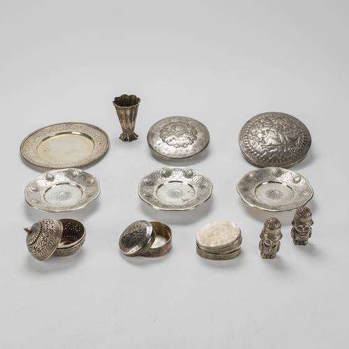A GROUP OF PERSIAN AND FURTHER ASIAN PLATED WARES (12)