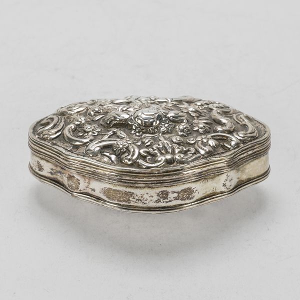 A EUROPEAN SILVER HINGE LIDDED SNUFF BOX