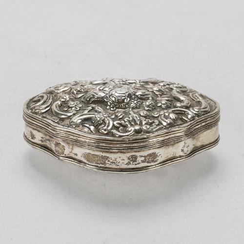 A EUROPEAN SILVER HINGE LIDDED SNUFF BOX