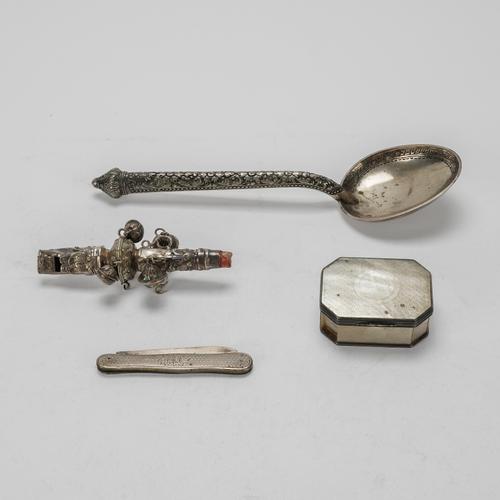 A GROUP OF SILVER AND FOREIGN WARES (4)