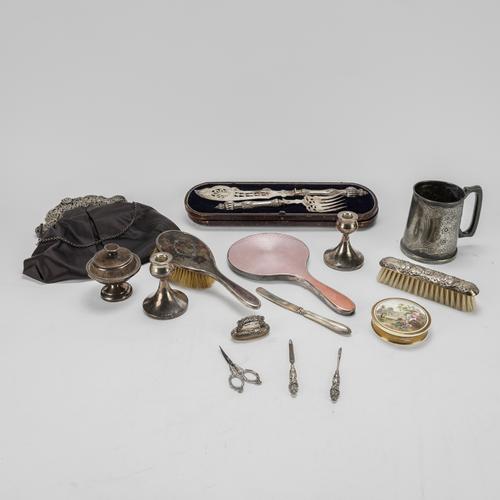 A GROUP OF SILVER, PLATED AND FURTHER WARES (15)