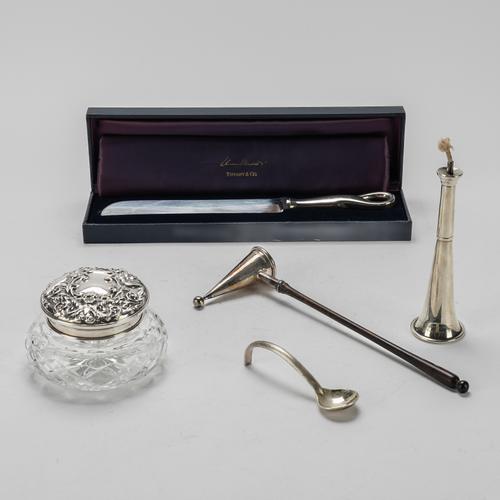 A GROUP OF SILVER AND SILVER MOUNTED WARES (5)