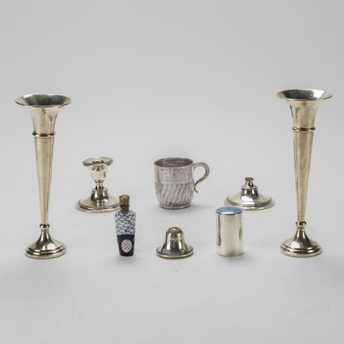 A GROUP OF SILVER AND FURTHER ITEMS (7)