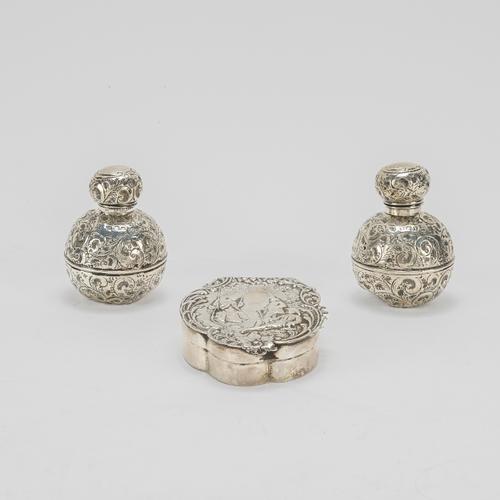 A SILVER HINGE LIDDED TRINKET BOX AND A PAIR OF SILVER CASED SCENT BOTTLES (3)