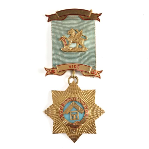 A SURBITON LODGE 18CT GOLD AND ENAMELLED MASONIC JEWEL