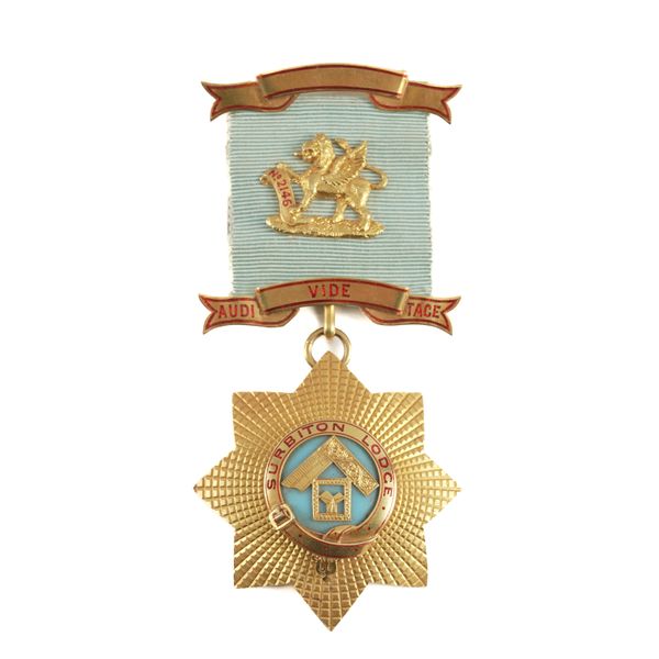 A SURBITON LODGE 18CT GOLD AND ENAMELLED MASONIC JEWEL