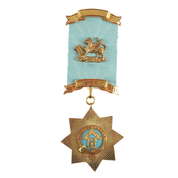 A SURBITON LODGE GOLD AND ENAMELLED MASONIC JEWEL