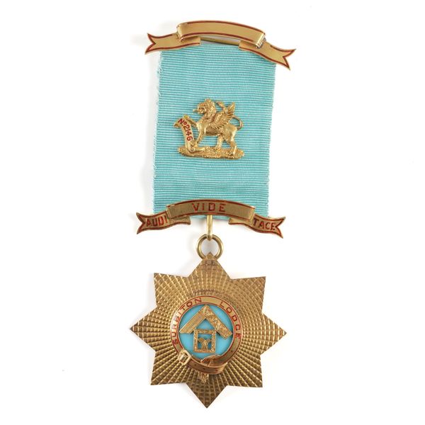 A SURBITON LODGE 18CT GOLD AND ENAMELLED MASONIC JEWEL