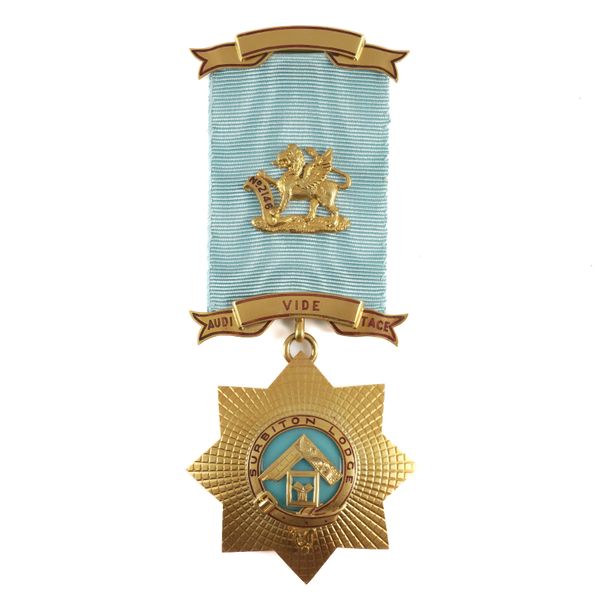 A SURBITON LODGE 9CT GOLD AND ENAMELLED MASONIC JEWEL