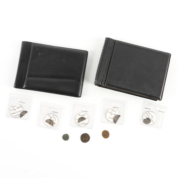 A COLLECTION OF BRITISH AND FOREIGN COINS AND FURTHER ITEMS (QTY)