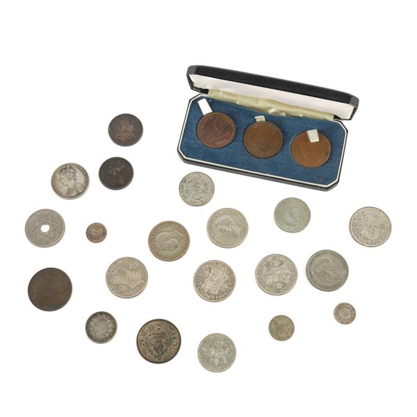 A GROUP OF BRITISH AND FOREIGN COINS AND TOKENS (QTY)