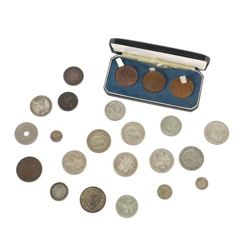 A GROUP OF BRITISH AND FOREIGN COINS AND TOKENS (QTY)