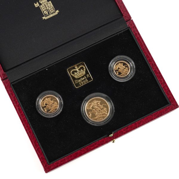 AN ELIZABETH II GOLD THREE COIN PROOF SET