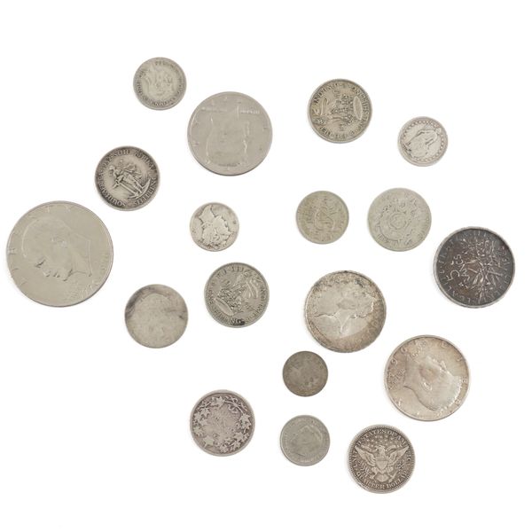 A GROUP OF ANCIENT AND BRONZE COINS AND FURTHER ITEMS (56)